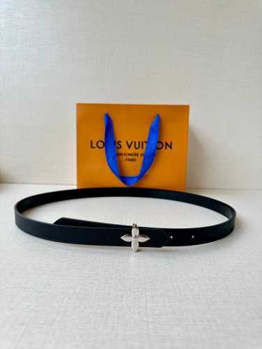 2.0宽 本款 Lv Iconic 双面腰带以纤细剪裁迎接新季，搭配标志性 Iconic 搭扣，无论展现 Monogram Reverse 帆布或素雅牛皮革，均
