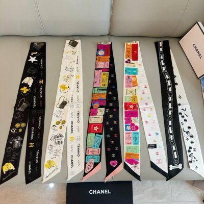 香奈儿 Twilly小丝巾来了，Chanel 名副其实的小可爱， 人手三条闭眼收，我都不拦着 N久都没有见过这么好看的Twilly 真的是真香本香了，凹造型必备