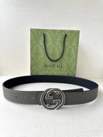 Gucci 宽度4.0Cm 早春系列透过现代视角焕新诠释品牌经典元素。这款腰带以牛皮革匠心打造，巧妙缀饰互扣式双G搭扣，搭配嵌花牛皮革。这款腰带正面以灰色牛皮革