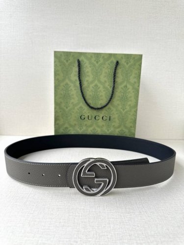 Gucci 宽度4.0Cm 早春系列透过现代视角焕新诠释品牌经典元素。这款腰带以牛皮革匠心打造，巧妙缀饰互扣式双G搭扣，搭配嵌花牛皮革。这款腰带正面以灰色牛皮革