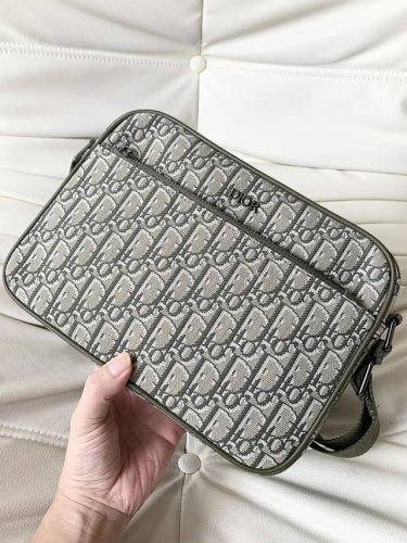 专柜正品有售 顶级原版质量 Dior男士斜挎包尺寸：27-19-7Cm原厂出品，必定精品重金打版复刻原版头层荔枝纹小牛皮复刻专柜独家布料皮质柔软定制专柜原版五金