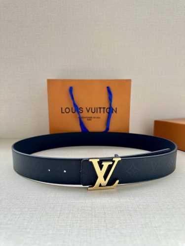 特 4.0宽 Lv Shadow 腰带拥有 Monogram Shadow 皮革的经典风尚和素面皮革的内敛格调，再为 Lv 搭扣描绘双层扣 以摩登笔触焕新男士衣