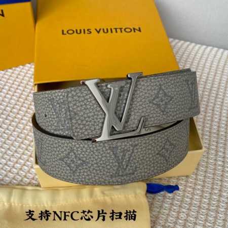 寬40Mm 同步新款！Lv Shape雙面腰帶以全新togo水洗紋小牛皮 壓花絲印而成的藍色大logo圖案 搭配啞光lv Shape搭扣。 翻轉佩戴素雅的小牛皮 - 点击图像关闭
