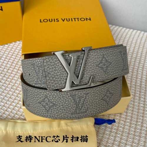 寬40Mm 同步新款！Lv Shape雙面腰帶以全新togo水洗紋小牛皮 壓花絲印而成的藍色大logo圖案 搭配啞光lv Shape搭扣。 翻轉佩戴素雅的小牛皮