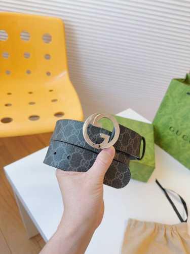 特 Gucci 配饰不断为经典注入新意，焕新演绎品牌典藏元素。在这款腰带上，其独特的创意和革新，赋予整个造型以别致魅力。这款腰带以匠心打造，巧妙融入流行风格；时