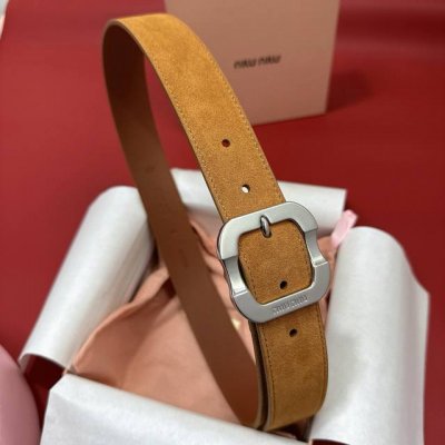 缪缪Miumiu专柜新款 这款皮革腰带是提升别致造型品味的理想之选。醒目的刻字五金徽标搭配方型针扣，手感柔软细腻的小牛皮。非常时尚百搭 宽:3.4Cm