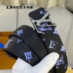 配全套包装礼盒 驢家新品 寬度40Mm 原單新品 ，此款腰帶配置新款波浪纹扣 全新獨特設計的色彩圖案 與專櫃一致 搭配進口原廠小牛皮 質感超級好