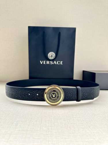 特 宽度3.8Cm Versace Jeans Couture 牛皮革V-Emblem板扣式皮带、饰有La Greca彰显个性设计。该铆钉腰带饰有La Grec