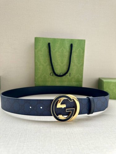 Gucci 腰带宽度3.8Cm 每一季，品牌典藏设计中的标志性元素都会吐故纳新，为经典注入新意。Guccio Gucci字母交织图案巧妙融入纹理和材质，以印花压
