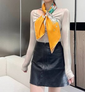 轻扬花衣”Hermes ~90厘米方巾 手工卷边斜纹真丝方巾 %桑蚕丝 。 爱马仕丝巾是创意和作品故事的无限源泉，每季皆推出全新设计和色彩组合，不断与时俱进。