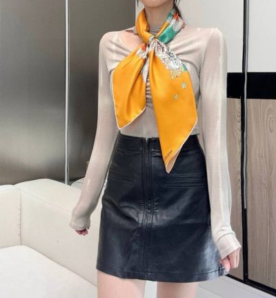 轻扬花衣”Hermes ~90厘米方巾 手工卷边斜纹真丝方巾 %桑蚕丝 。 爱马仕丝巾是创意和作品故事的无限源泉，每季皆推出全新设计和色彩组合，不断与时俱进。