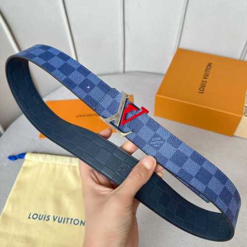 特 寬度：40mm Lv pyrmide Truck L OEiI雙面腰帶 進口面料飾有藍色標誌性圖案 襯托進口柔軟小牛皮底壓格紋 整體相呼應 全新搭扣 締造獨