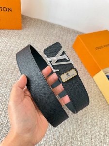 品名： Lv..路易..威登腰带皮带原单 型号：挂扣，经典纯钢材质挂扣，头层牛皮，图片实物拍摄 材料：头层牛皮，挂扣系列，纯钢材质扣头，钯镀电镀工艺永不掉色。原