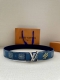 特 4.0宽 本款 Lv Initials 双面腰带凝聚 Pharrell Williams 对典藏设计的灵感探索，通过焕新 Damier 图案和 Marque