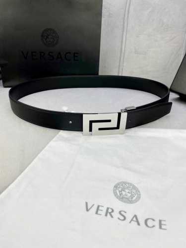宽度3.5Cm Versace 范思哲 此款柔软的手掌纹原版皮底、皮带饰有一个几何形状的希腊回纹别扣，既时尚又优雅。