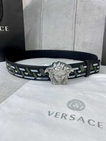 宽度4.0 Cm Versace 范思哲 此款经典的versace腰带由柔软的小牛皮制成，饰有la Greca印花，并配有3D美杜莎腰带扣。 - 点击图像关闭