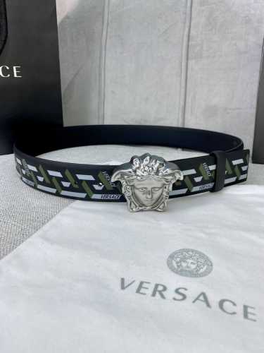 宽度4.0 Cm Versace 范思哲 此款经典的versace腰带由柔软的小牛皮制成，饰有la Greca印花，并配有3D美杜莎腰带扣。