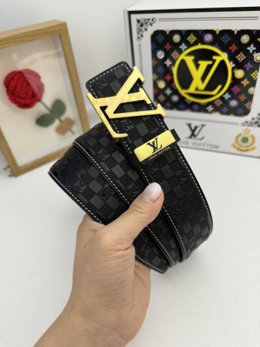 品名：Lv..路易..威登原单 材质：原单牛皮腰带 百分百头层牛皮腰带保证真皮，24K纯钢扣，专柜原单品质、做工精细，时尚大牌，送人自用首选 包装： 请认准如图