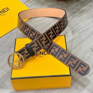 Fendl 宽40Mm 标志造型宽皮带。钉扣式带扣。棕色小牛皮制成。印有浮雕手绘黑色与棕色 Ff 图案。镀金表面金属制品，品质保证。