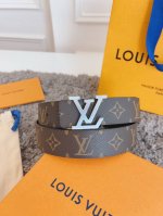 Lv3.5Cm宽度m8362 双面可用 拉丝银色经典字母搭扣 采用细腻进口原厂小牛皮 一面咖色老花标志性图案