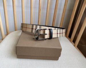 新款 Burberrry 巴宝莉专柜同步上新精选品牌标志性London格纹 搭配镂空扣钉带扣 宽:3.5Cm 精致优雅 简单大方