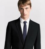 特 迪奥官方新款领带，Cd男士领带4色 Dior男士，稀有展现精湛手工与时尚优雅的理想选择，这款采用Do家最经典极具标志性Logo提花制成的领带，以同色调手法演