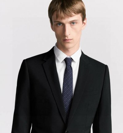 特 迪奥官方新款领带，Cd男士领带4色 Dior男士，稀有展现精湛手工与时尚优雅的理想选择，这款采用Do家最经典极具标志性Logo提花制成的领带，以同色调手法演