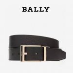 特 Bally巴利 专柜同款 男士双面用简约商务腰带 宽3.4Cm双面进口牛皮制成 双面设计 一面掌纹黑色 一面光滑深咖，正面饰有银色金属搭扣。正装腰带是经典的