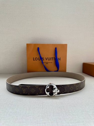 3.0宽lv Flowergram Round 双面腰带以新颖视角解读路易威登经典元素，令圆瓣 Monogram 花卉化为瞩目金属搭扣。Monogram Emp