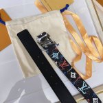 Lv Shape 双面腰带为 Lv Shape 搭扣赋予摩登雾面观感，无论搭配异彩纷呈的 Lv Graffiti 帆布或沉稳牛皮革，均可表明个性态度4.0宽