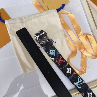 Lv Shape 双面腰带为 Lv Shape 搭扣赋予摩登雾面观感，无论搭配异彩纷呈的 Lv Graffiti 帆布或沉稳牛皮革，均可表明个性态度4.0宽
