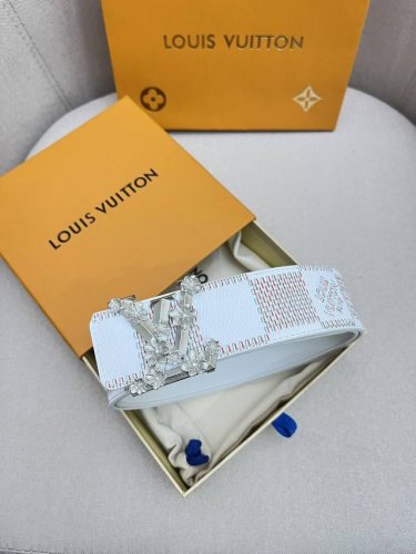 品牌：Lv、、路易、、威登！ 原单：特 皮带腰带：单面使用专柜质量、头层牛皮、24K纯钢扣、送人自用首选、保证真皮 包装：请认准图片专柜包装、送打孔器 全套包装