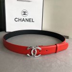 在Chanel香奈儿的设计中，时尚进化为现代.简洁.实用与优雅，以最现代的语言诠释经典，深受全球女性的钟爱。此款双C钻饰扣搭配头层牛皮腰带，女性之美的标志。宽度