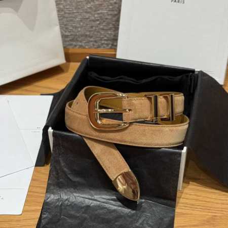 Western 中号25毫米皮带 这款采用麂皮牛皮革 牛皮革衬里，中腰，金色饰面，西部风格搭扣，2个金属环扣1个金属尖头装饰，第一个圆环底部镌刻品牌标识. 宽度 - 点击图像关闭