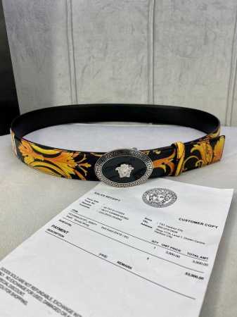 特 宽度4.0Cm Versace 范思哲 此款palazzo腰带采用牛皮革面料制作，并饰有le Pop Classique图案印花和标志性的椭圆美杜莎五金配件 - 点击图像关闭