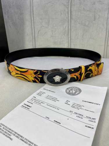 特 宽度4.0Cm Versace 范思哲 此款palazzo腰带采用牛皮革面料制作，并饰有le Pop Classique图案印花和标志性的椭圆美杜莎五金配件