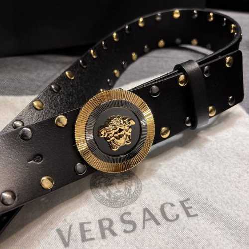 特 范思哲 宽4.0Cm 新款 皮革腰带，以经典 Versace 美杜莎头像装饰，皮带配有闪亮双色五金，增添造型魅力。完美时尚必备单品。