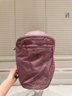 始祖鸟 Mantis双肩背包来了！ 一定要冲的双肩包，很高级！韩国博主人手一个，正价买不到，溢价都很难买！ 轻薄便携！休闲旅游！一切以简单实用为主的设计，怎么背