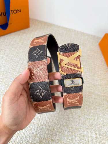 品名： Lv..路易..威登腰带皮带原单 型号：挂扣，经典纯钢材质挂扣，头层牛皮，图片实物拍摄 材料：头层牛皮，挂扣系列，纯钢材质扣头，镀钯电镀工艺永不掉色。原