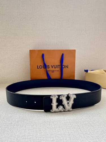 4.0宽 Lv Ranch 双面腰带再现 2024 春夏男装秀场的凌厉风范，为细腻牛皮革点缀崭新搭扣。西部风格 Lv 字母呈现做旧金属效果 牛皮革 做旧金属件