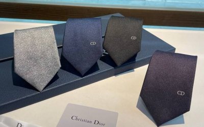 特 爆款到Do家新款领带 Dior男士 D家Logo系列领带 ，稀有展现精湛手工与时尚优雅的理想选择，这款采用Do家最经典极具标志性Logo提花制成的领带，以同