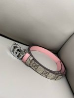 Gg Marmont系列双面窄版腰带2.0宽度 DDD Gg Marmont系列推出双面款式，揭幕新季风尚。这款窄版腰带以Gg Supreme帆布和皮革打造 ，