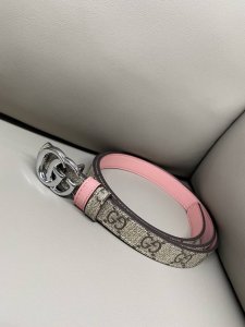 Gg Marmont系列双面窄版腰带2.0宽度 DDD Gg Marmont系列推出双面款式，揭幕新季风尚。这款窄版腰带以Gg Supreme帆布和皮革打造 ，