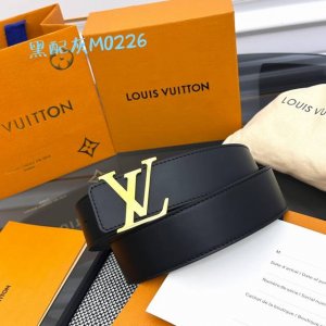 Lv Optic 40 毫米双面腰带取材丝滑牛皮革，中央 Lv Initiales 搭扣在浓郁色调中亦可呈现鲜明轮廓，为整体造型注入当代个性。