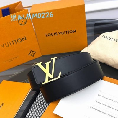 Lv Optic 40 毫米双面腰带取材丝滑牛皮革，中央 Lv Initiales 搭扣在浓郁色调中亦可呈现鲜明轮廓，为整体造型注入当代个性。