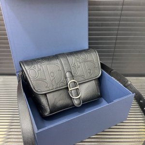 Dior 迪奥 Daily 牛皮压花 Rider 2.0 可调节肩带拉链开合 皮革拼粒面小牛皮 邮差包单肩斜挎包 男款 黑色 明星单品 采用优质原厂材质 高端品