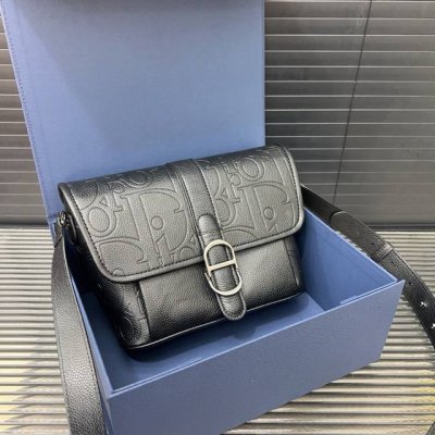 Dior 迪奥 Daily 牛皮压花 Rider 2.0 可调节肩带拉链开合 皮革拼粒面小牛皮 邮差包单肩斜挎包 男款 黑色 明星单品 采用优质原厂材质 高端品
