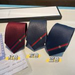 配包装 蜜蜂图案作为Alessandro Michele的标志性细节之一呈现，位于织带条纹之上。 Gucci领带别致的手工工艺可以追溯至20世纪60年代。每条领