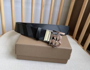 Burberry 巴宝莉专柜同步上新精选品牌标志性London格纹搭配平滑皮革反面设计 饰牌搭扣点缀品牌专属标识图案 宽:3.5Cm 精致优雅 简单大方