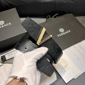 范思哲 ，宽4.0Cm，新款 此款时尚腰带采用柔软的皮革于意大利制成，饰有v Greca